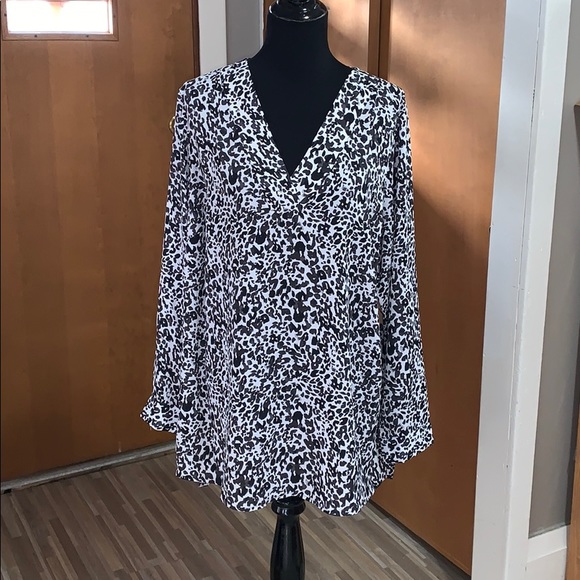 EVRI animal print black/white long sleeve blouse